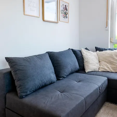 Apartman Modernes Mit Balkon Naehe Zentrum *